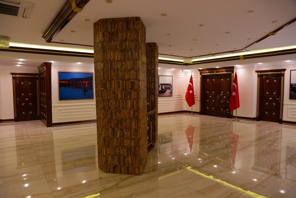Kayyum Cumali Atilla, belediye binasına 2 milyon 127 bin TL harcamış!