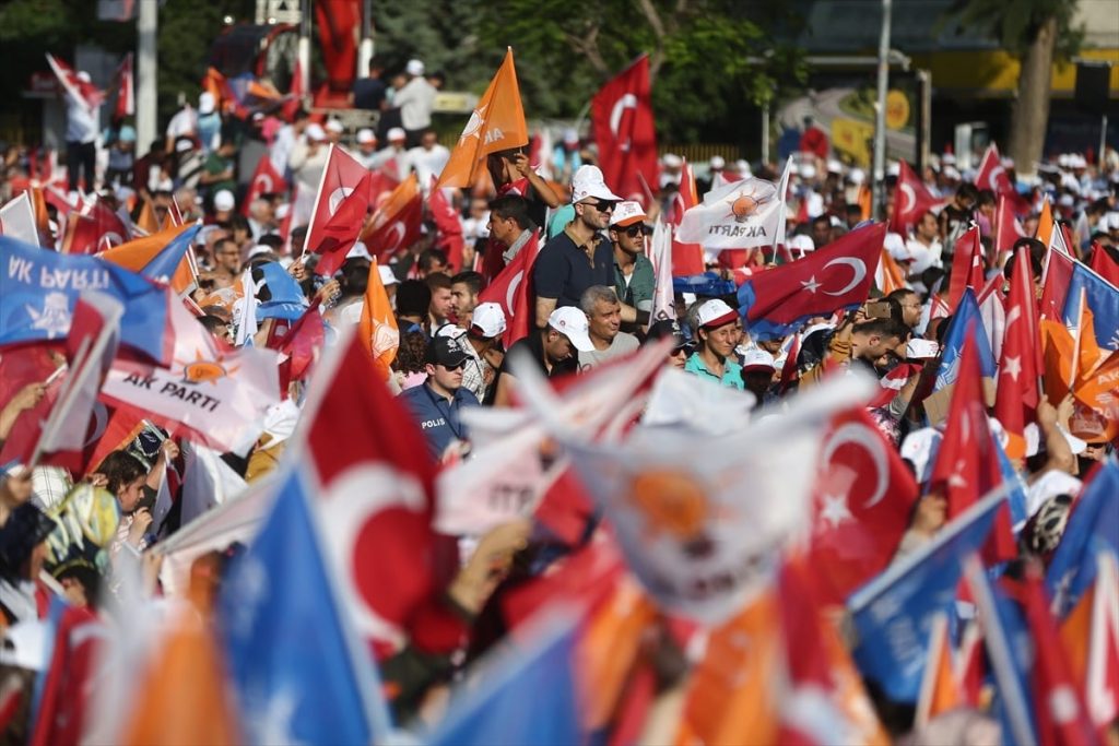 AK Parti’de istifa depremi devam ediyor…