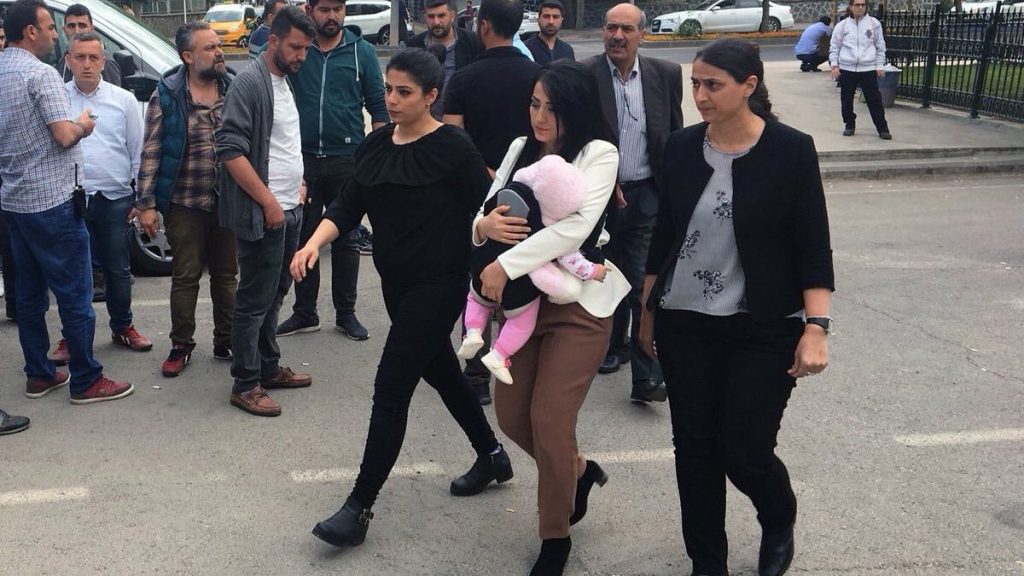 “Çocuklar ölmesin” diyen Ayşe öğretmen tutuklandı