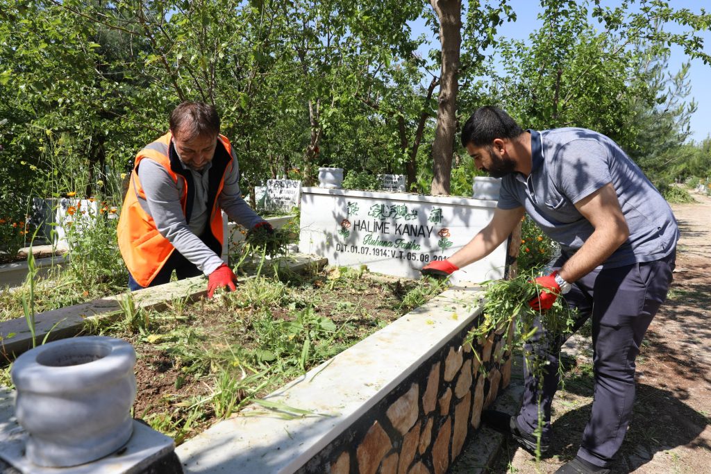 Diyarbakır’daki mezarlıklarda bayram düzenlemesi