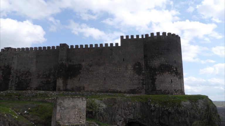 Bomba ve kurşunlar değil; bir damla yağmur ve sessizliğiniz yıkar Diyarbekir Surları’nı…