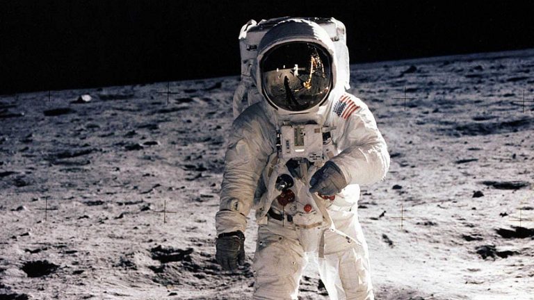 Ay’a ilk kez kadın astronot gönderilecek