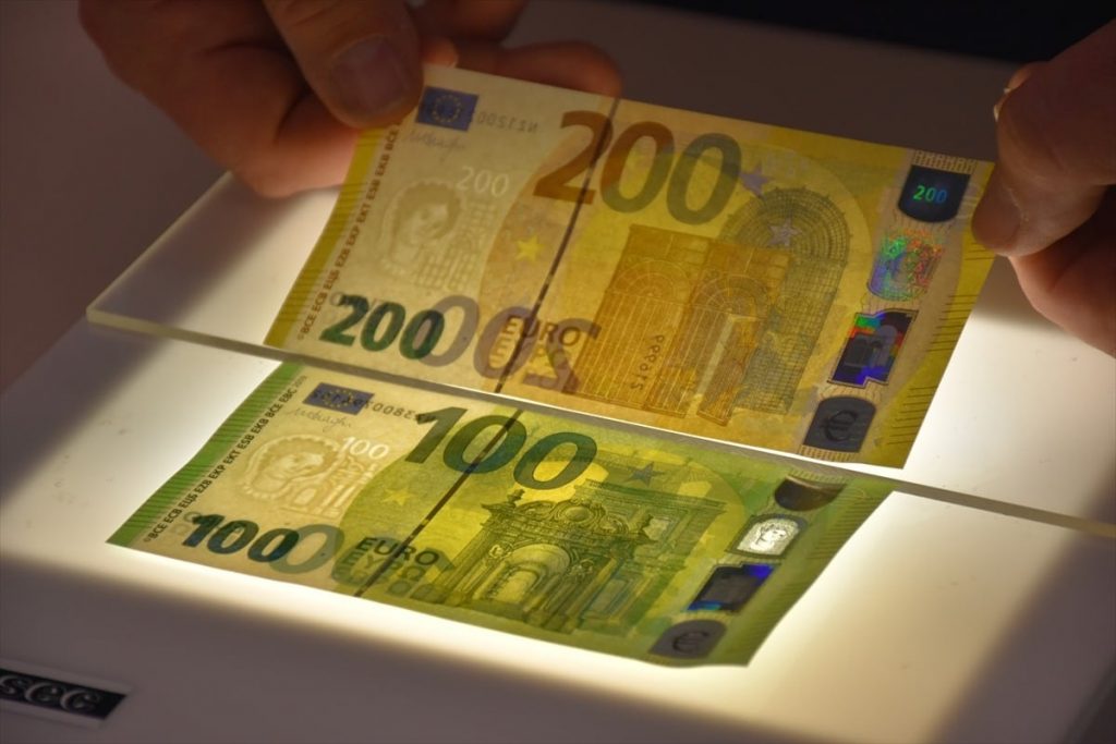 Yeni 100 ve 200 avroluk banknotlar piyasada