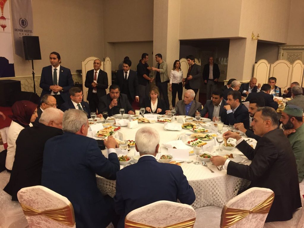 Davutoğlu’na sürpriz isimler eşlik etti