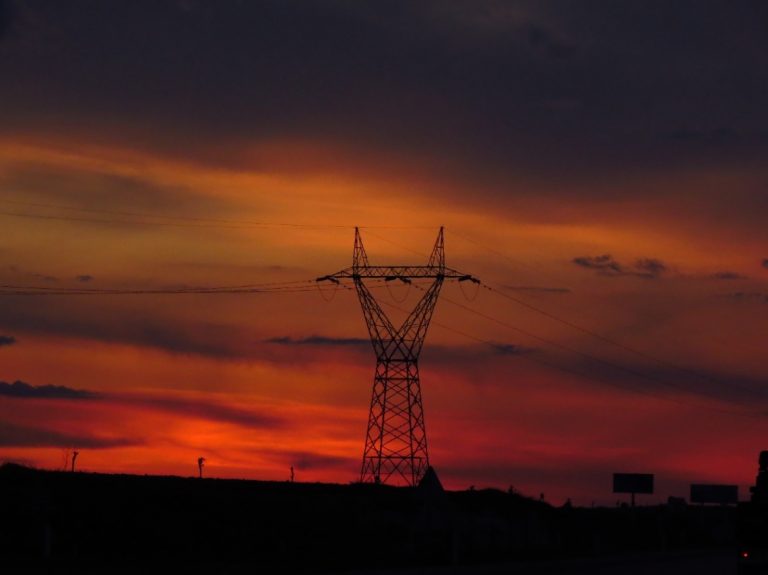 Fırtına elektrik direklerini devirdi, Mardin’de 60 köy enerjisiz kaldı