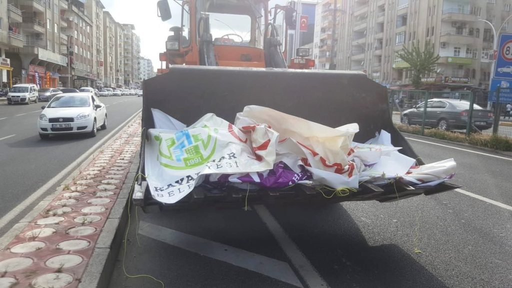Diyarbakır’da Karayolları, belediyenin ramazan afişlerini toplattı