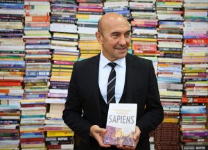 İzmir Büyükşehir Belediyesi’nde tebrik çiçeği yerine 10 bin kitap toplandı
