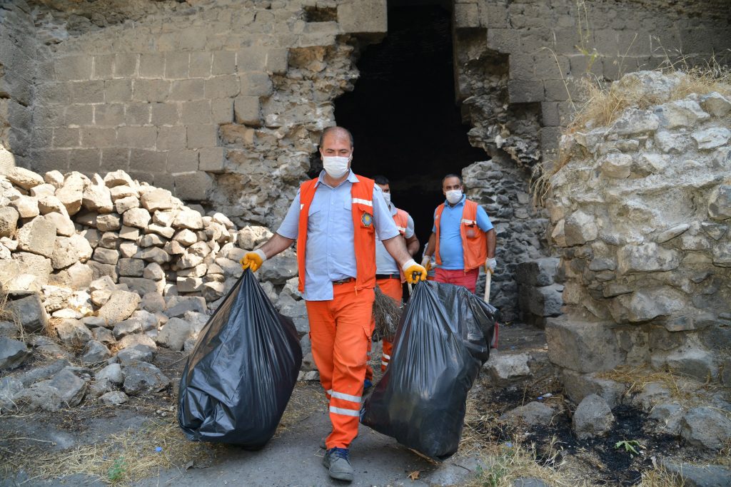 Dünya Mirası Surlar, pislikten arındırılıyor