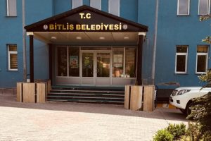 Bitlis Belediyesi’nden yeni açıklama: Kürtçe tabela yeniden asılacak