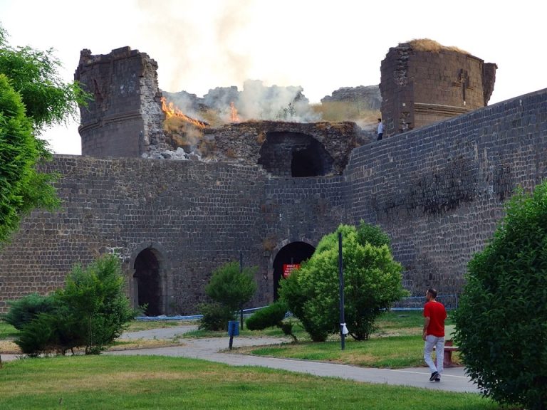 Diyarbakır’daki iki “Dünya Mirası” yanıyor!