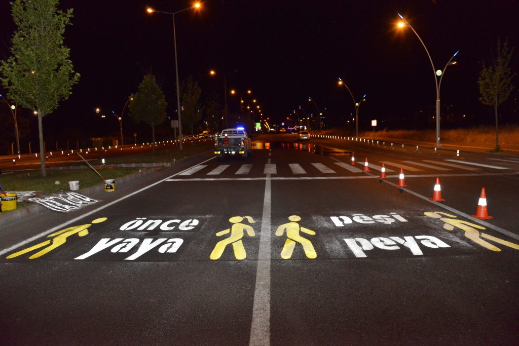 Diyarbakır’da caddelere iki dilli “Önce Yaya” görselleri çizildi: Pêşî Peya