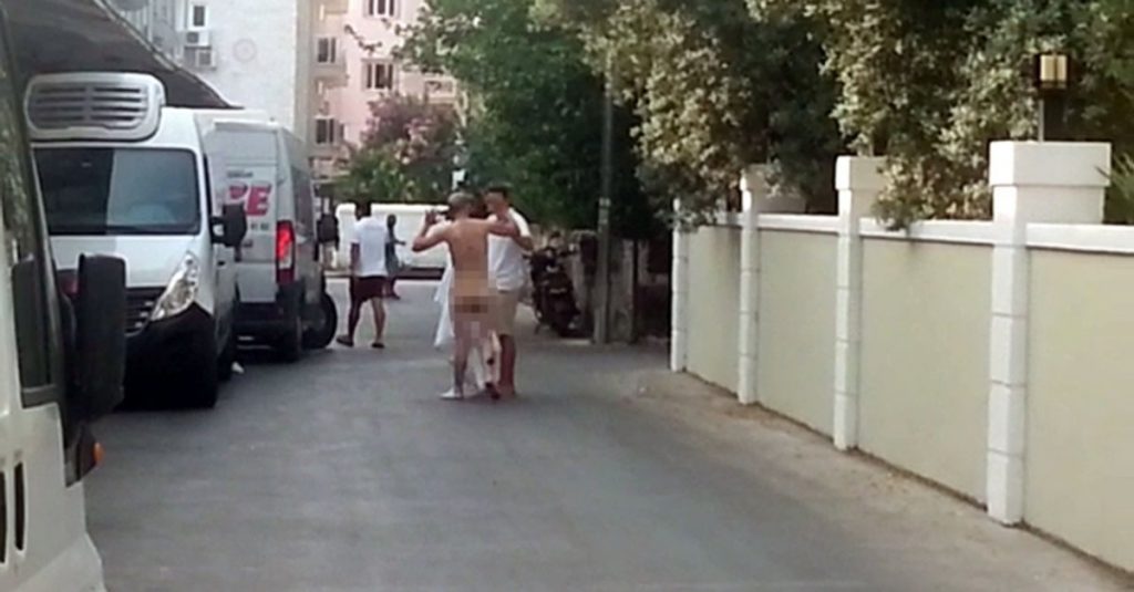 Marmaris’te çıplak turist krizi