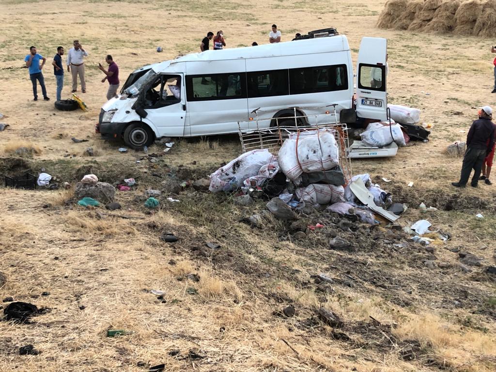Diyarbakır Lice’de mevsimlik işçileri taşıyan minibüs tarlaya uçtu; çok sayıda yaralı var