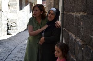 Sur Belediyesi Eşbaşkanı mahalle halkının sorunlarını dinledi