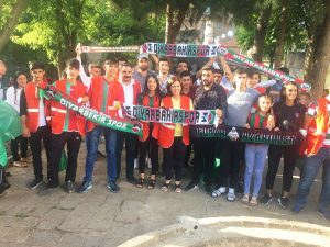 Sur Belediyesi eşbaşkanları, “Azrailler”le birlikte çöpleri topladı