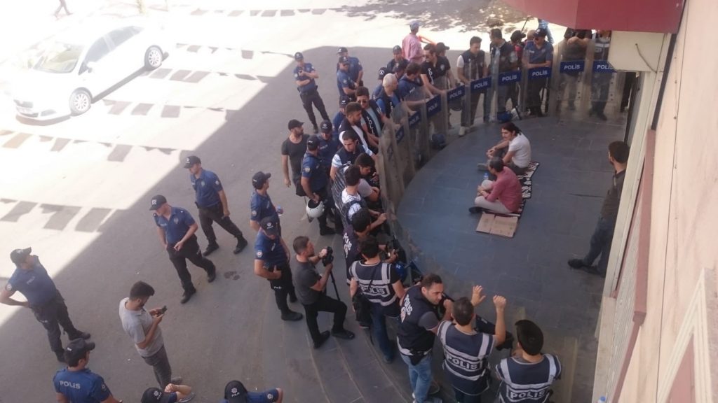 HDP binası önünde polis ablukası