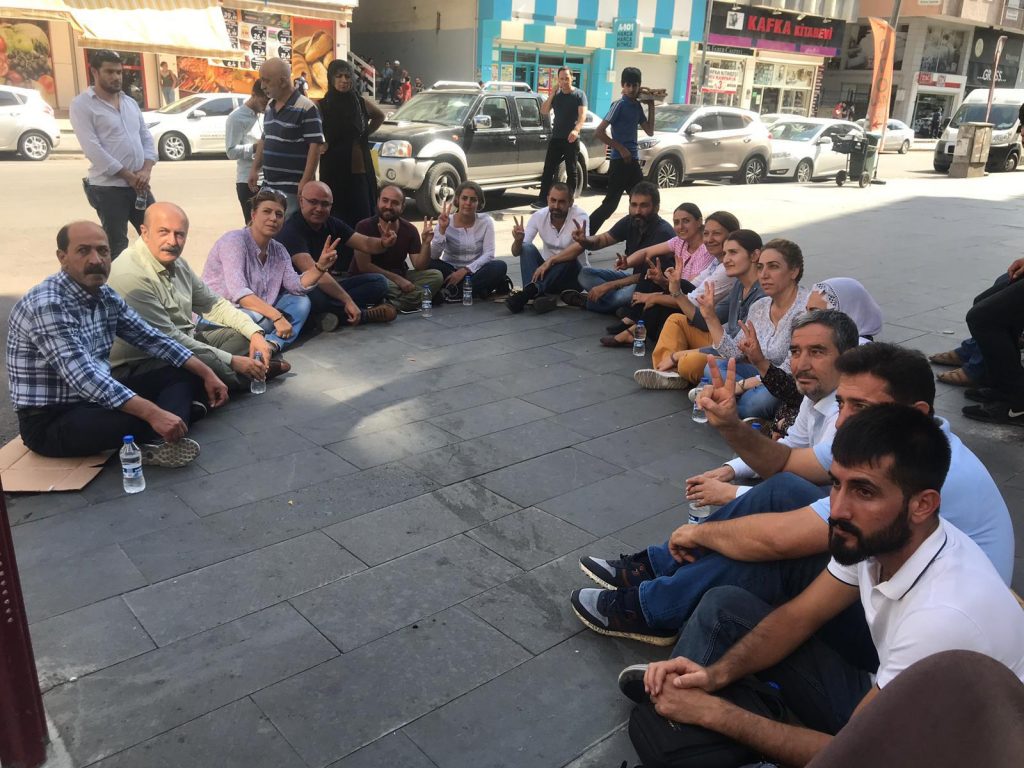 Diyarbakır’da HDP’liler oturma eylemi başlattı
