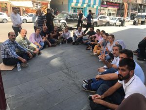 Diyarbakır’da HDP’liler oturma eylemi başlattı