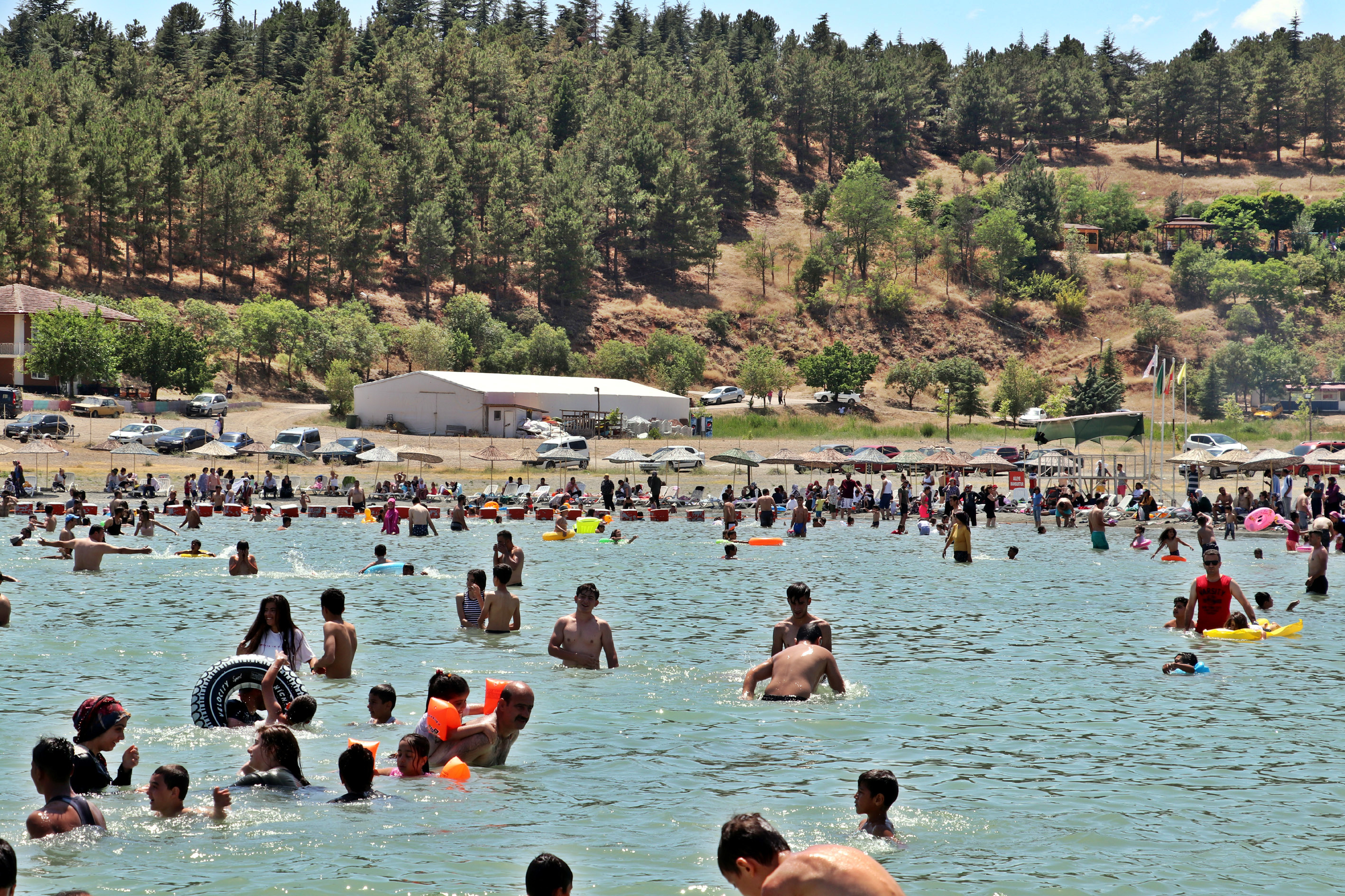 Bölgenin tek plajı: Hazar Gölü