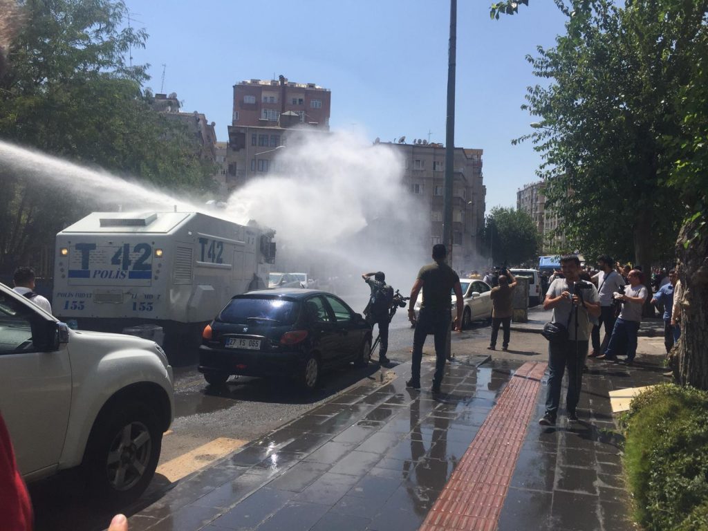 Diyarbakır’da kayyum kararına protestoya sert müdahale