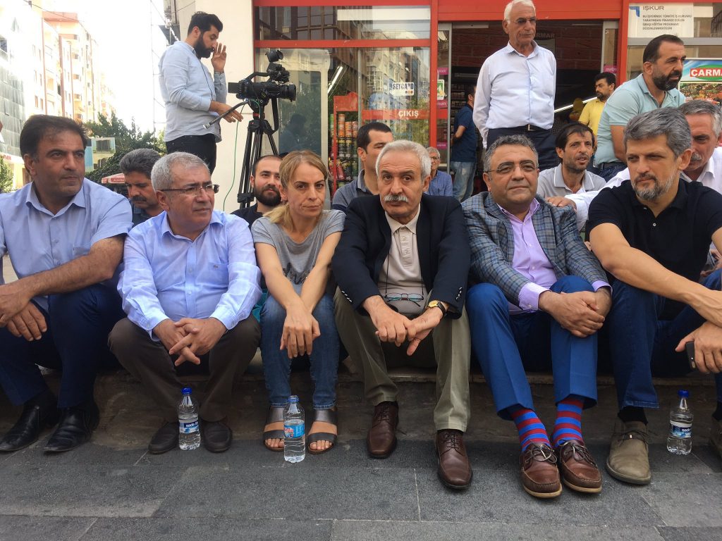 VİDEO | HDP’nin kayyum eyleminde CHP’li vekil de oturma eylemi yaptı