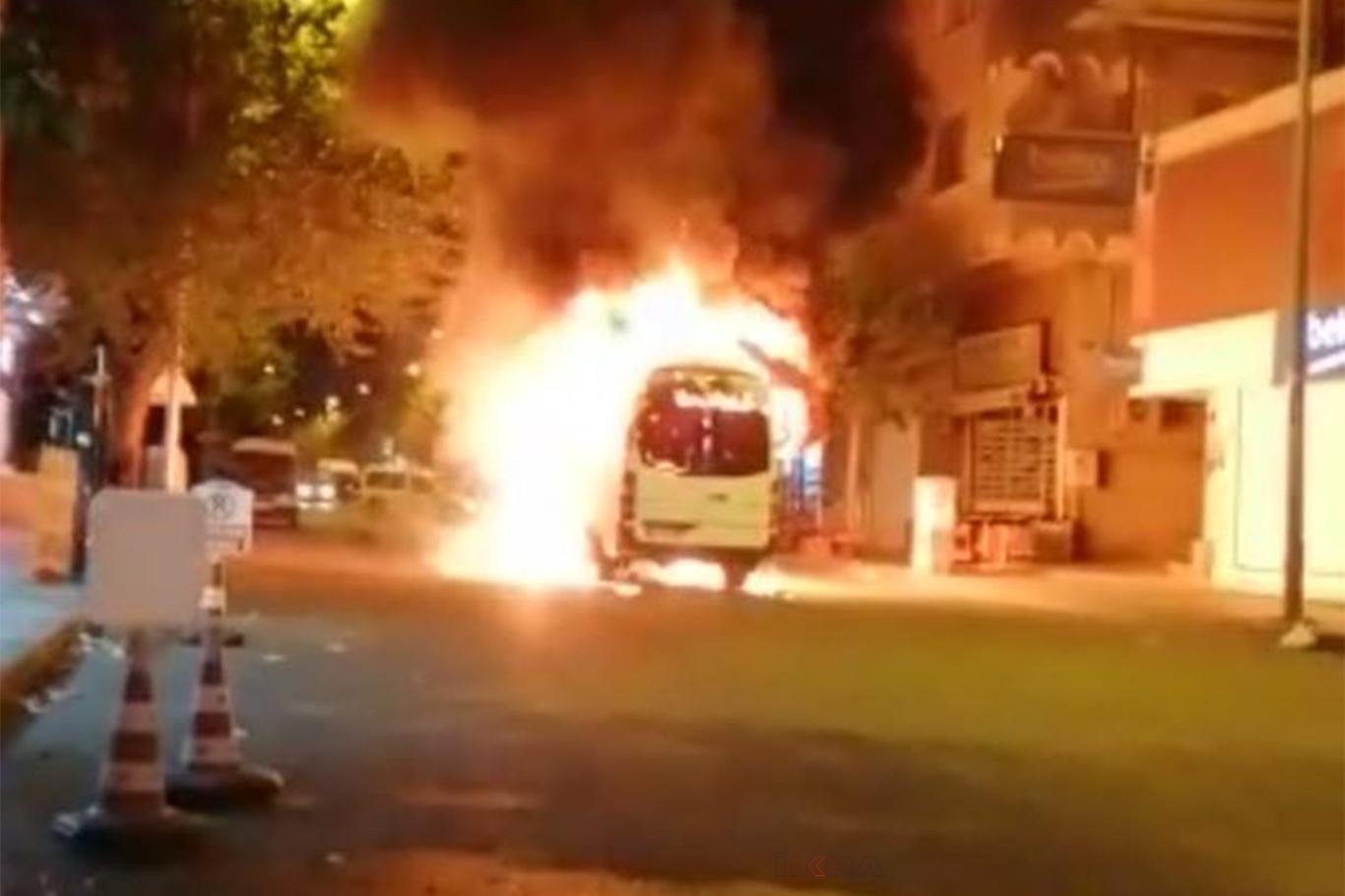 Flaş… Diyarbakır’da silahlı kişiler bir minibüsü ateşe verdi