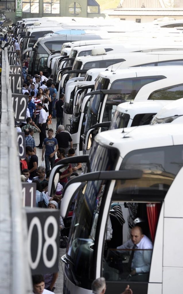 Otogarlarda biletler tükendi, ek seferler yetersiz kaldı