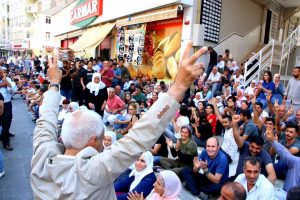 Diyarbakır’da protestocular kayyuma böyle seslendi: Basri papucu yarım…