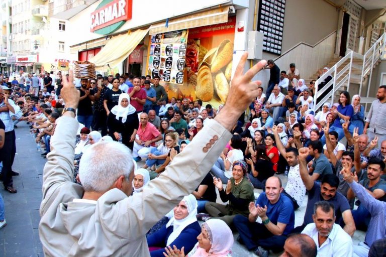 Diyarbakır’da protestocular kayyuma böyle seslendi: Basri papucu yarım…