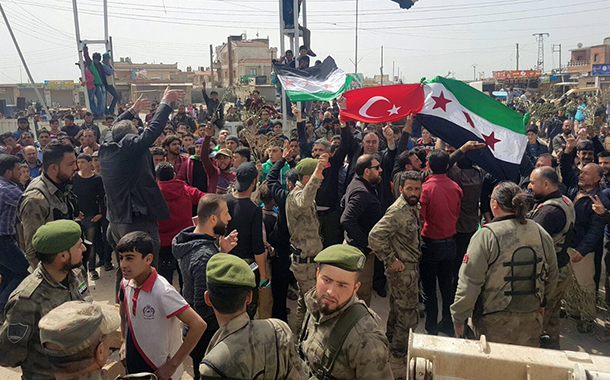 Suriyeliler sınır kapısında gösteri yaptı, asker ateş açtı