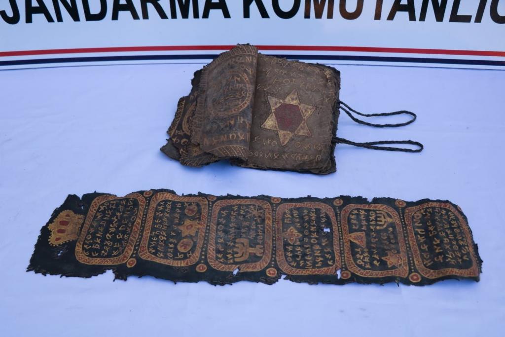800 yıllık altın işlemeli İncil ve İbranice ferman ele geçirildi