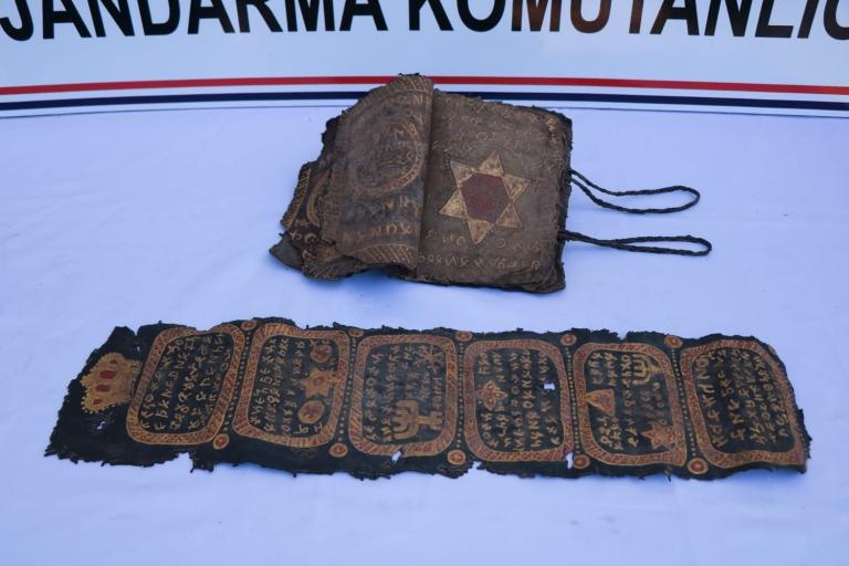 800 yıllık altın işlemeli İncil ve İbranice ferman ele geçirildi