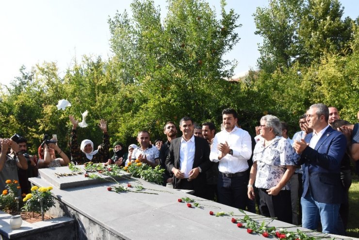CHP yöneticileri Musa Anter’i mezarı başında andı, beyaz güvercinler uçurdu