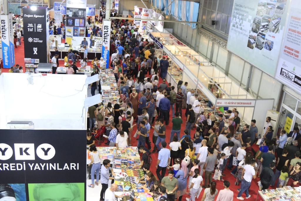 Diyarbakırlı kitaba sevdalı, varsın belediye otobüs tahsis etmesin!