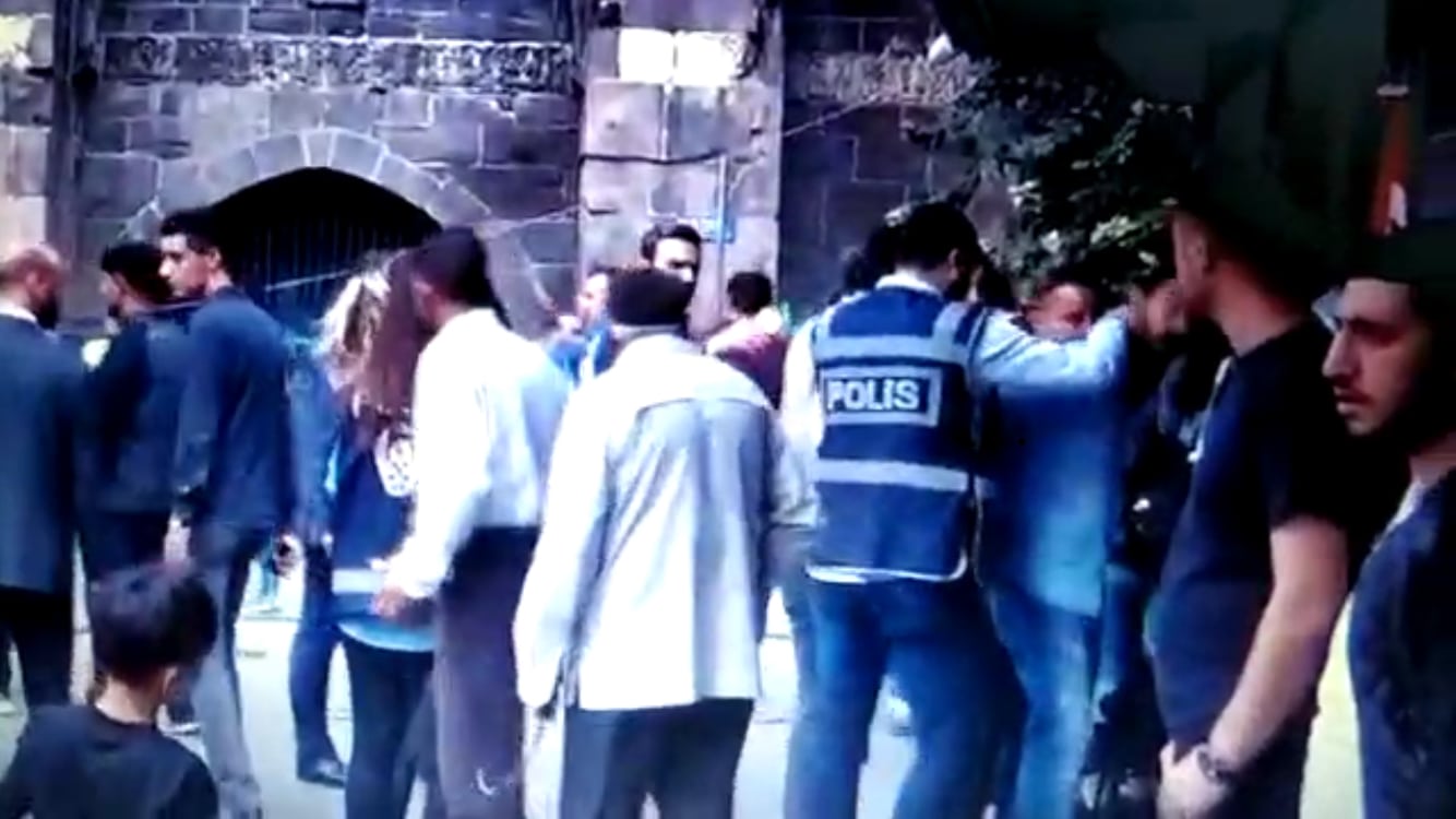 VİDEO | Skandal! Diyarbakır Barosu avukatına ters kelepçe, diz çöktürme ve…