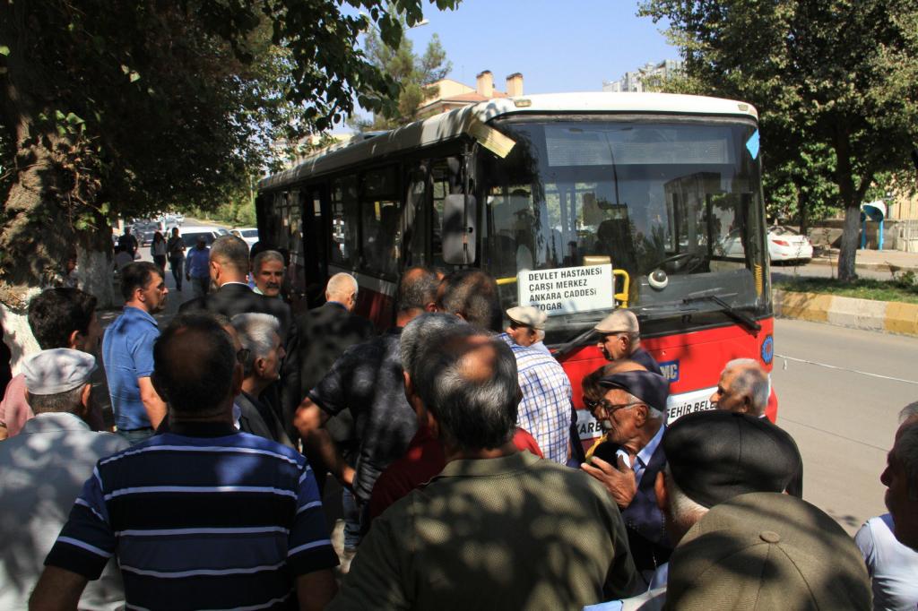 Bismil Belediyesi’nden tepki: Kayyum, hastaları ücretsiz taşıyan otobüsleri geri aldı