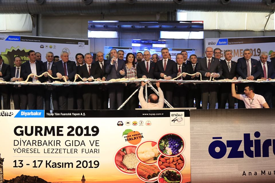 Diyarbakır’ın fuarı böyle olur! Kurdele yerine 21 metrelik örüklü peynir kesildi