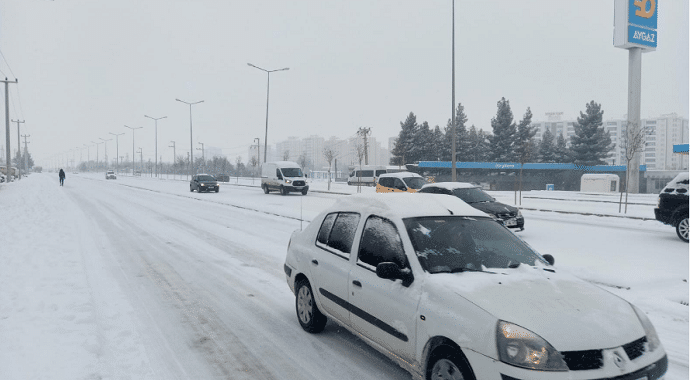 VİDEO | Kar yağdı, Diyarbakır’da trafik felç oldu