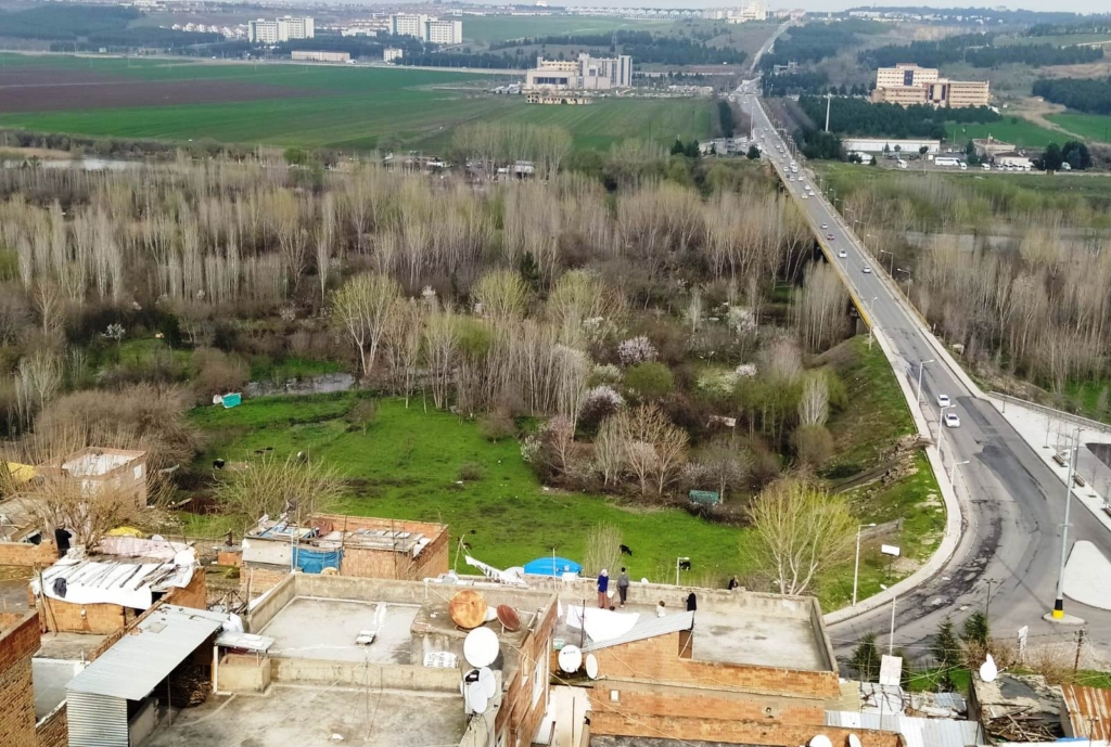 VİDEO | Diyarbakırlı eve kapandı, damda böyle top oynadı
