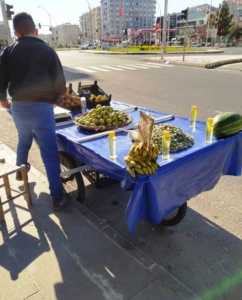 Burası Diyarbakır… Çağla, kolonya, muz aynı tezgahta…