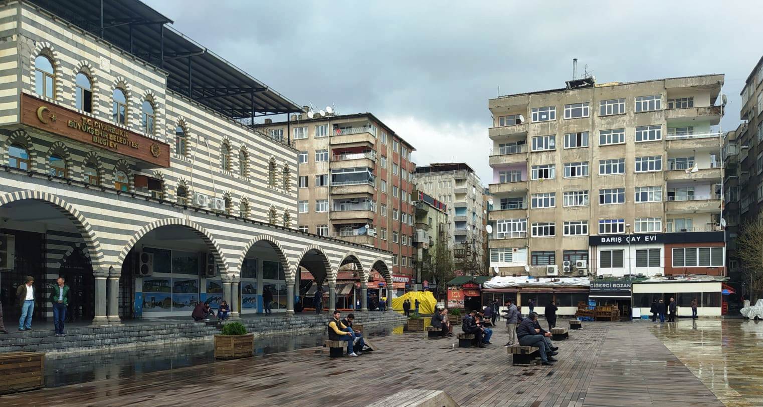 VİDEO |  Diyarbakır’dan skandal görüntüler! Bir de çay servisi yaptılar…