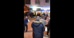VİDEO | Fırın kuyruğunda tekme tokat kavga ettiler