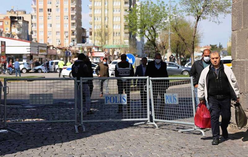Sur’da hendek dönemindeki barikatlar bu kez koronavirüs için kuruldu