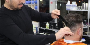 Berber, kuaför ve güzellik salonları 50 gün sonra işbaşı yaptı