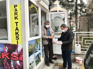 Vanlı iş adamından örnek davranış; maske alıp sokakta dağıttı