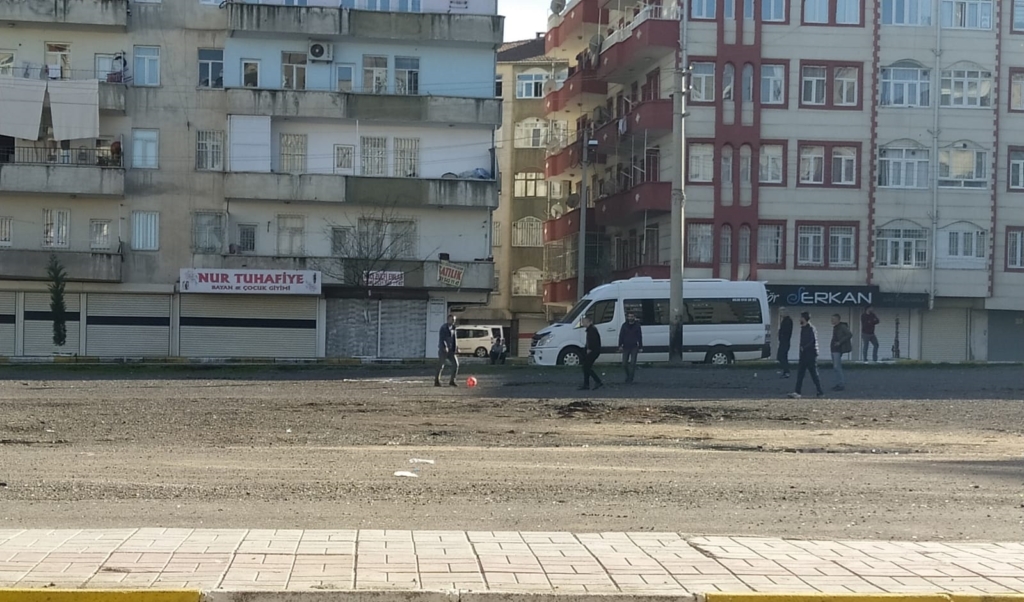 VİDEO |  Burası Diyarbakır; Yasak onlara yaradı, gazozuna maç yaptılar