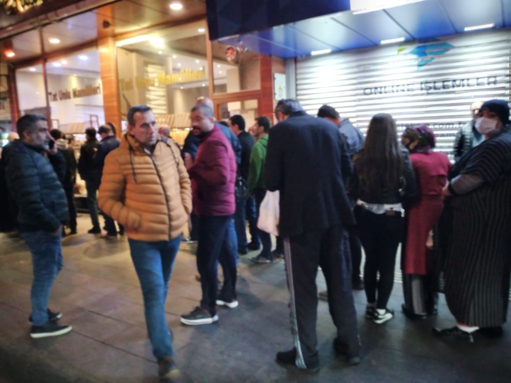 VİDEO |  Diyarbakır’da halk, bakkal ve fırınlara akın ediyor; metrelerce kuyruk oluştu