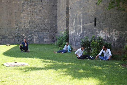 Diyarbakır’da sıcak hava bunalttı, termometre 35 dereceyi gösterdi