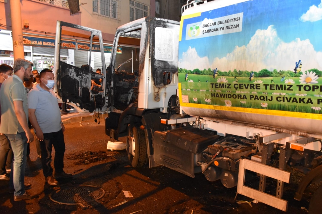 Diyarbakır’da maskeli kişiler belediye ait aracı yaktı