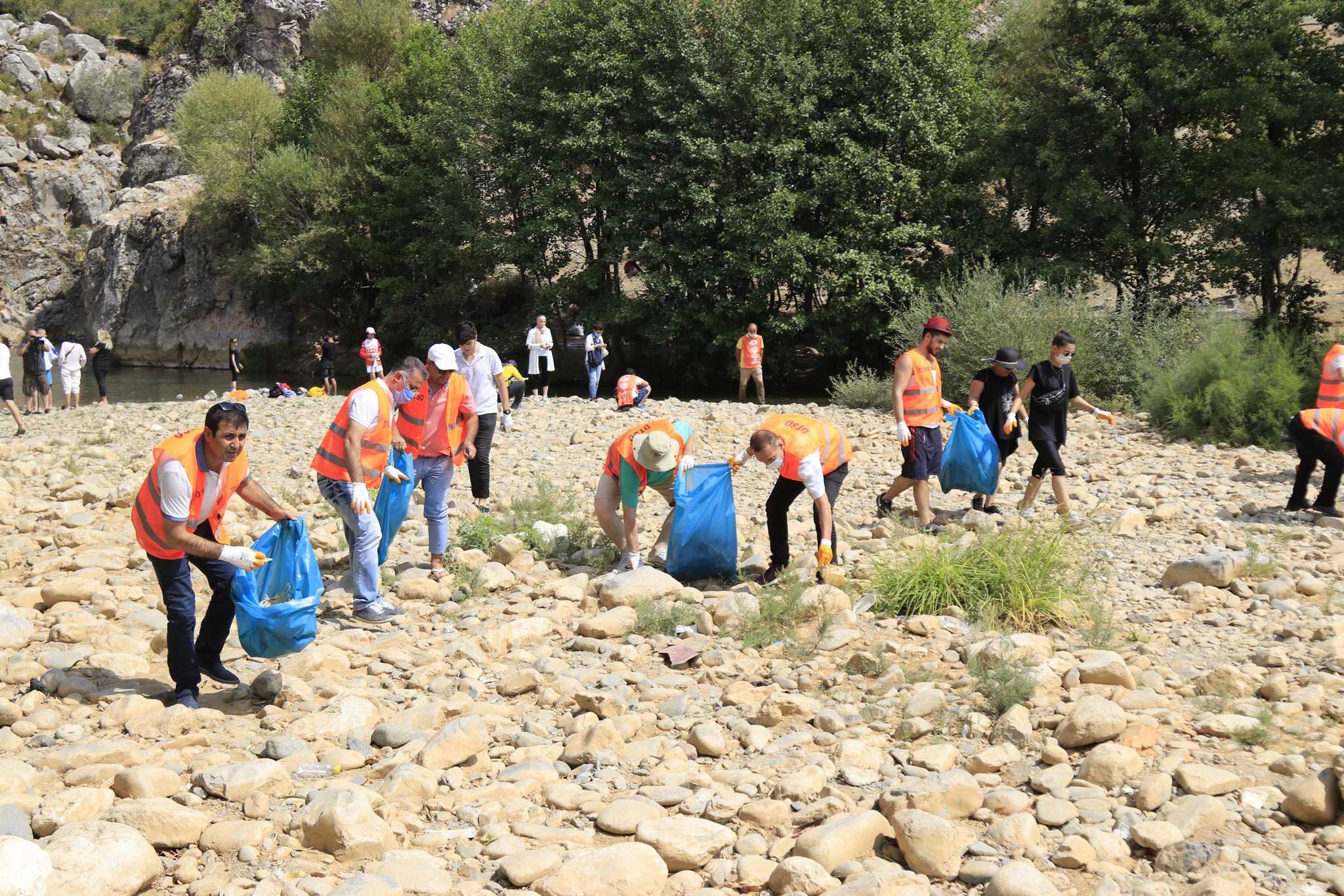 Diyarbakır’daki STK’lar bu kez Bırkleyn Mağaraları’nda çevre temizliği yaptı